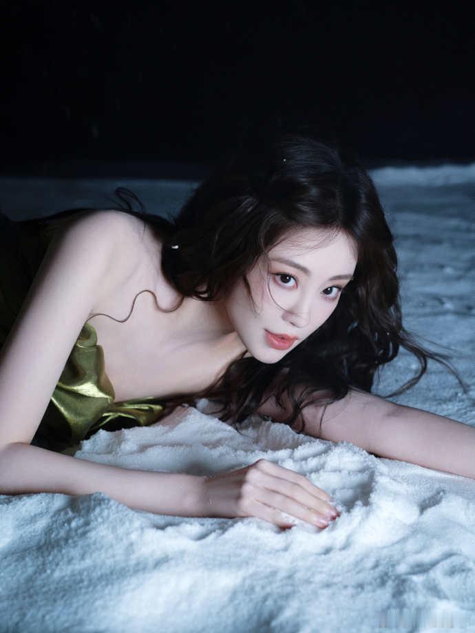 祝绪丹 八音盒里的冰雪精灵从发间的水晶雪羽到裙摆的冰裂纹刺绣，仿佛把整个冰雪王国