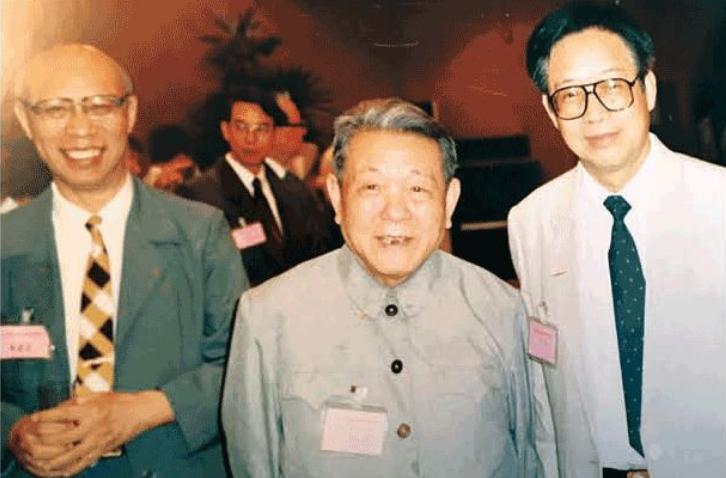 核技术工程专家高潮（右）与两弹一星功勋彭桓武（中）在一起