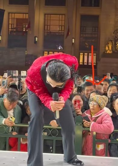 郭有才新年开唱，现场人员爆满，都拿出手机拍照。郭有才身穿喜庆的中国红上衣，先演唱