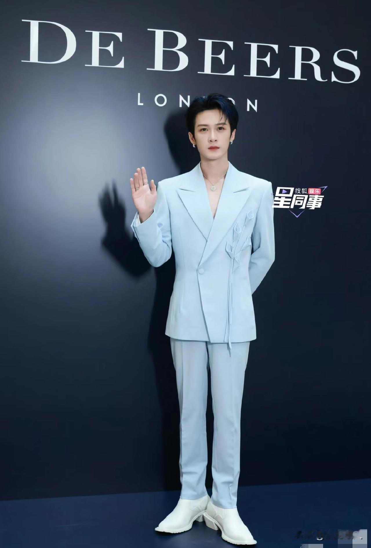 檀健次这瓜越吃越懵！他真实身高到底藏着啥秘密？当初看他和佟丽娅跳舞就惊到了，官方