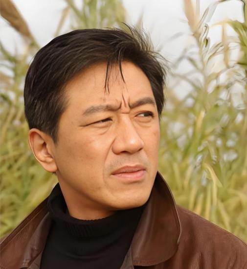 演员丁勇岱说：“在北京站，我有一次进站，一个警察看到我，突然就下意识做了掏枪的动