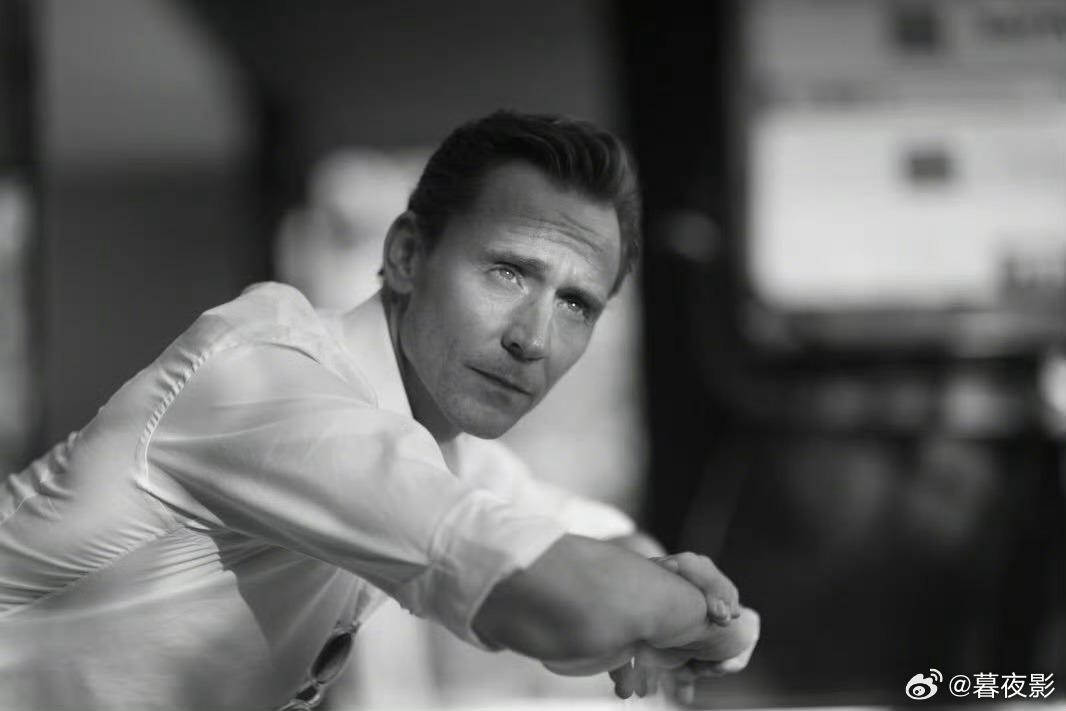 “抖森”汤姆·希德勒斯顿 主演的《夜班经理 》第二季发布抖森性感幕后照！！汤姆希