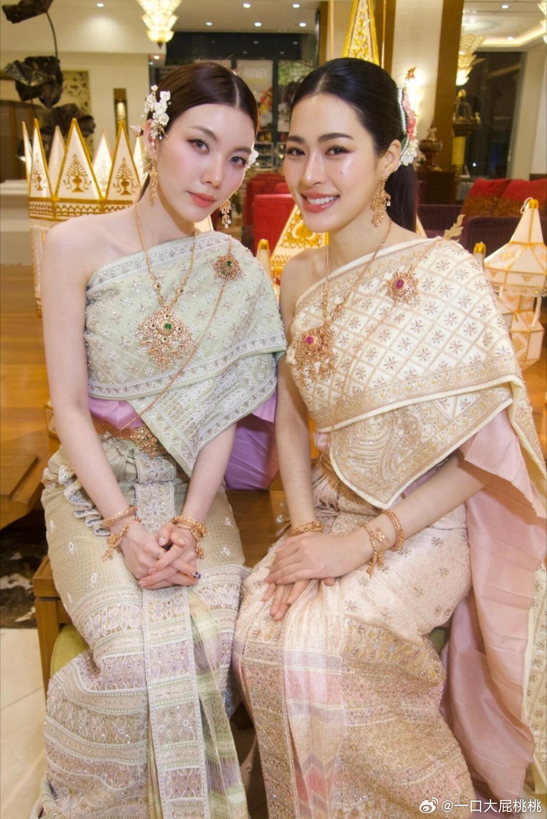 邝玲玲&LingOrm身穿传统的泰国服饰出席在清迈举行的天灯节活动💡 特别想唱