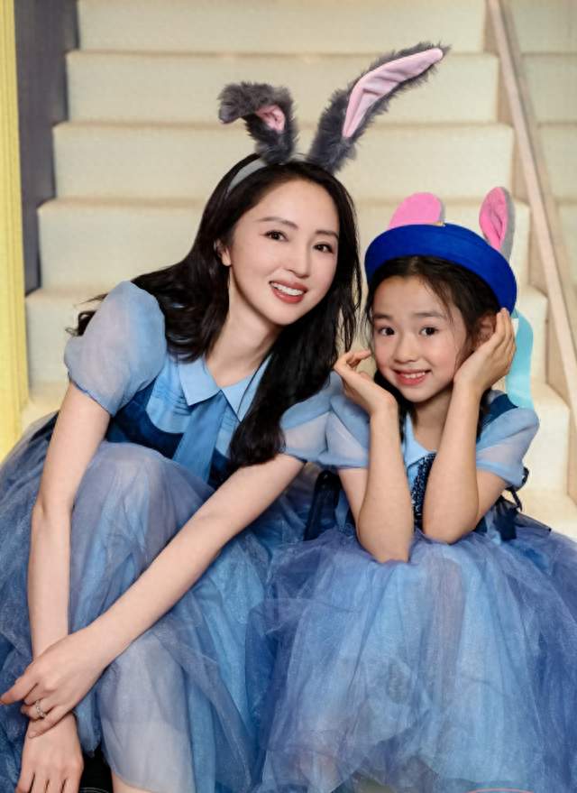 董璇带女儿体检，担心酒窝发育过早，10岁身高已到142.5