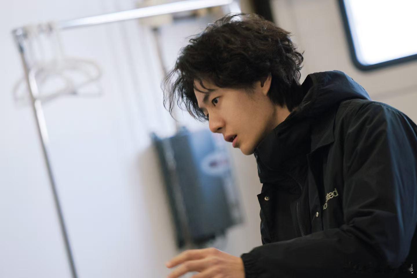 王一博独守内心平静王一博疾驰入弯沉着应对王一博独守内心平静，疾驰入弯，沉着应对，