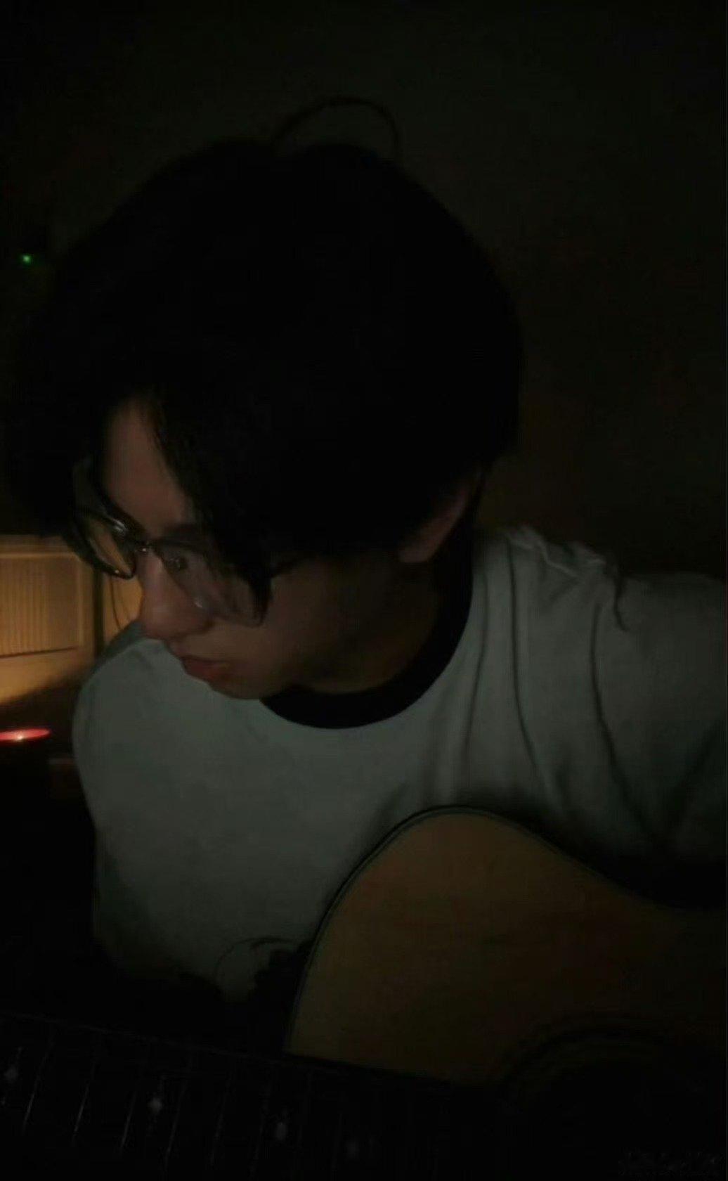 穆祉丞泡泡晒练吉他照片穆祉丞练吉他照片 请放出视频！！ 