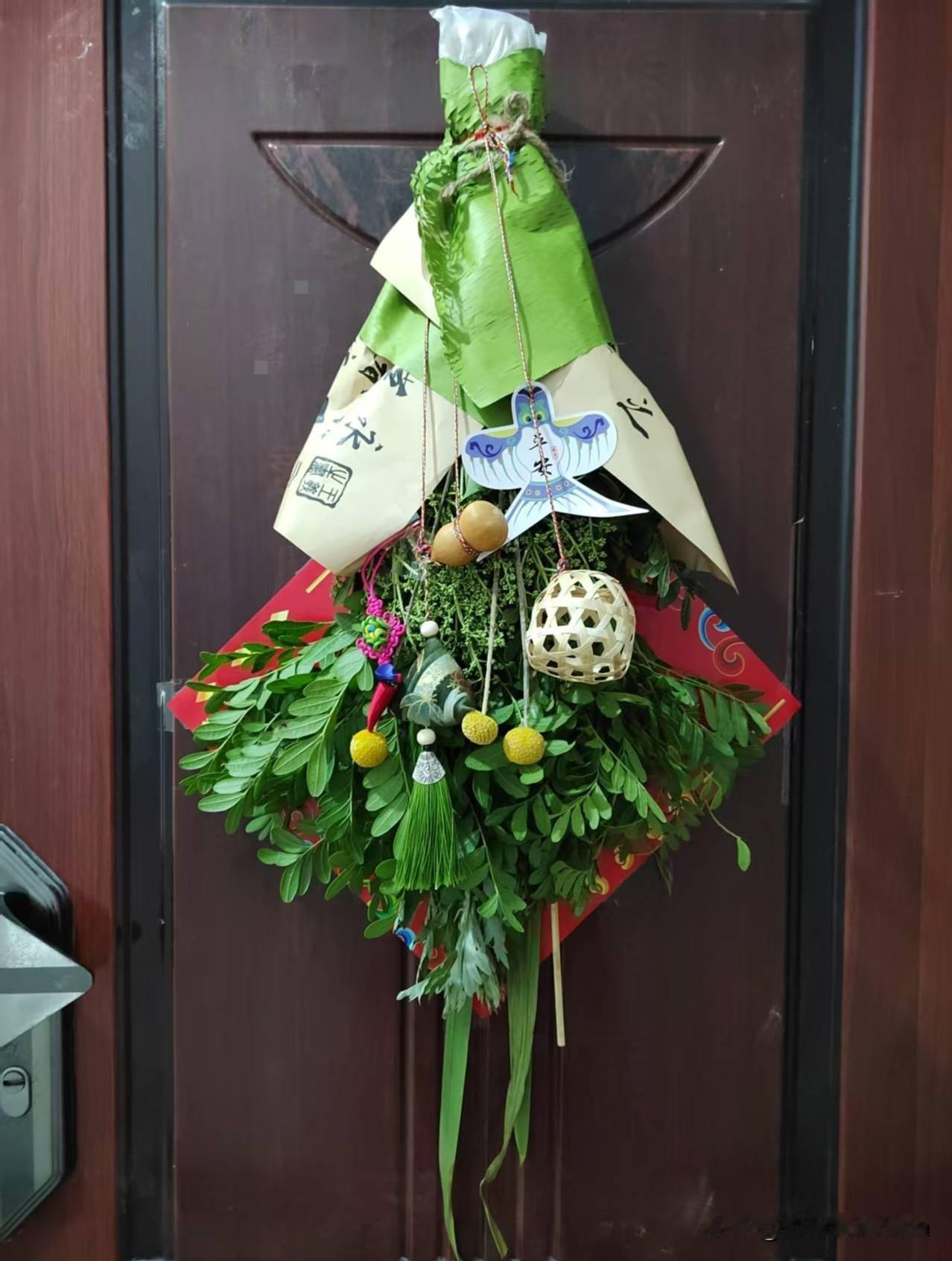 我家小棉袄，每年过端午节，都雷打不动的给我送粽子，不是铁盒装的，就是竹桶装的，要