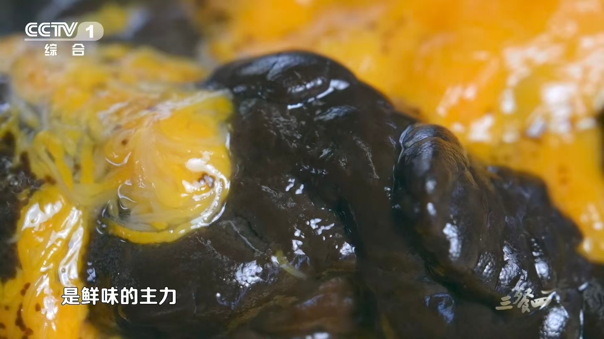 谁能拒绝一碗鲜掉眉毛的河蟹面玉米面粉防粘，蒜臼捣汁提鲜。七里海河蟹面的讲究，藏在