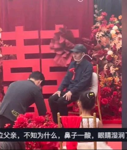 看哭了！老人为了参加儿子的婚礼，一直靠针续命，才有力气在台上端坐3分钟！原来，老