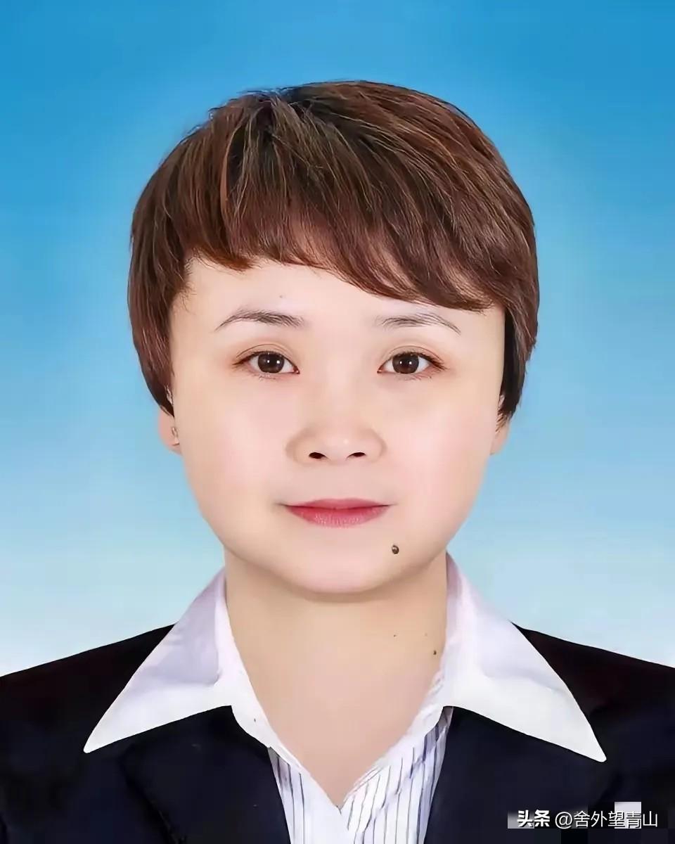 很多人问：为什么是她？
答案其实很简单——
因为她是那个，张雪峰把手机密码、银行