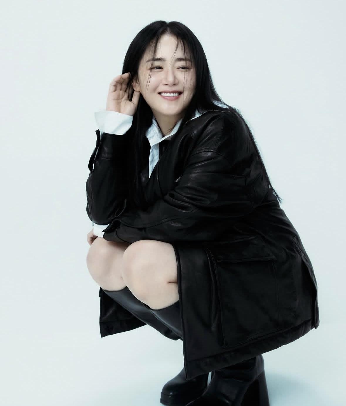 韩国知名演员文根英官宣结婚👰‍♀️新郎是大7岁的演员同事郑平。
文根英凭借《蓝
