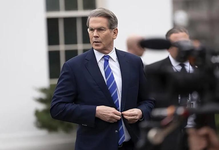 美国直接明抢了！

1 月 20 号，美国财长贝森特那番话听得人火冒三丈，一边要