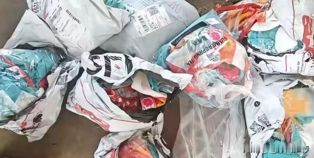 12月24日，菏泽市一网店店主安先生向记者反映，云南某职业院校高新校区多名学生在