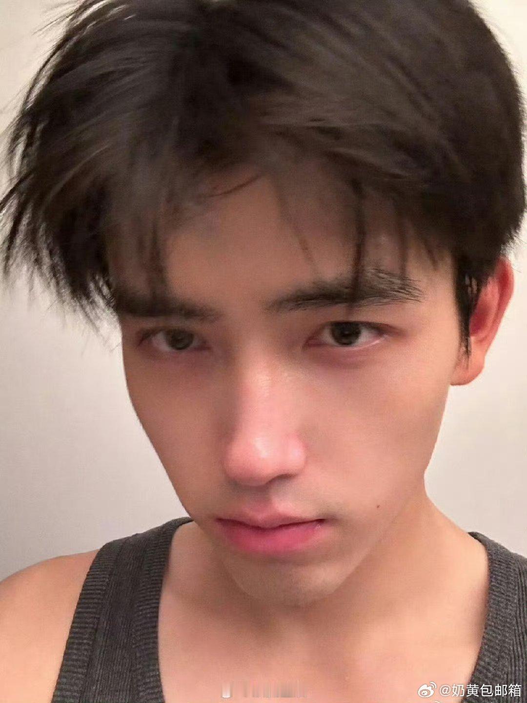 这居然是陈飞宇的素颜确实是难得的大帅哥 