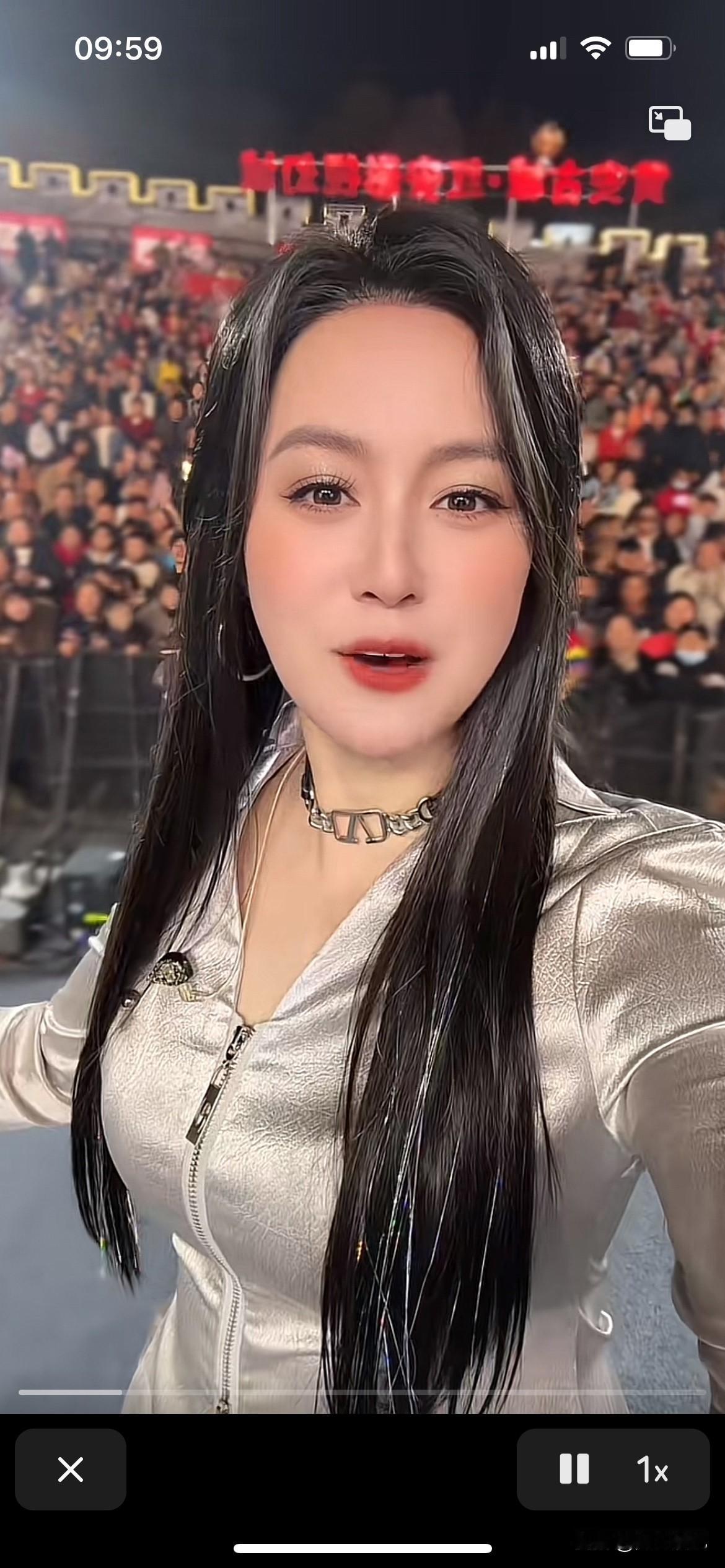 唐艺老师不用美颜也是一样漂亮，唱歌好听，跳舞好看，服装非常的好看，台风格比较好，
