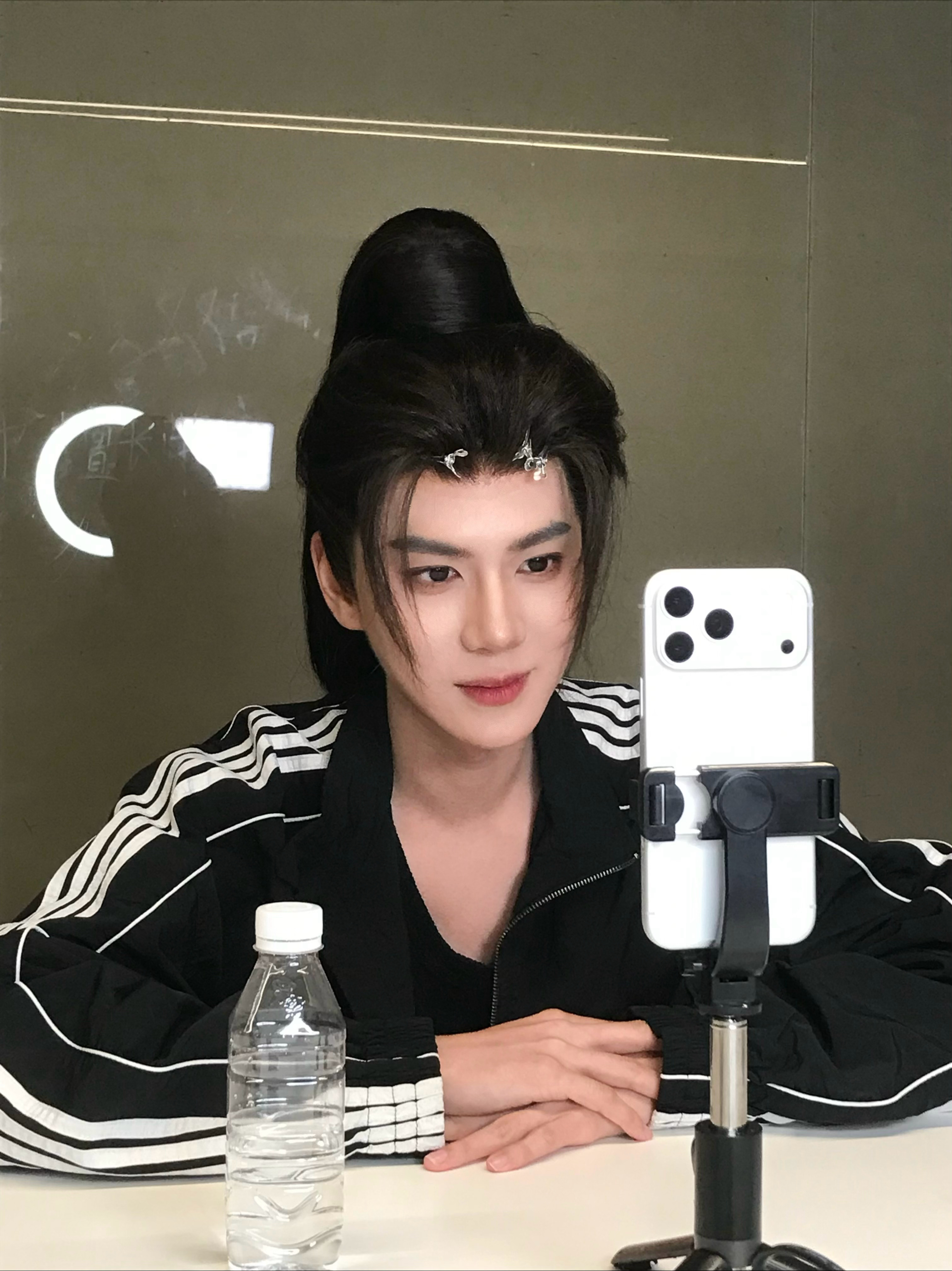 潘毅鸿升咖后第一部进组刺棠潘毅鸿空降出演刺棠潘毅鸿进组《刺棠》开启新角色创作！凭