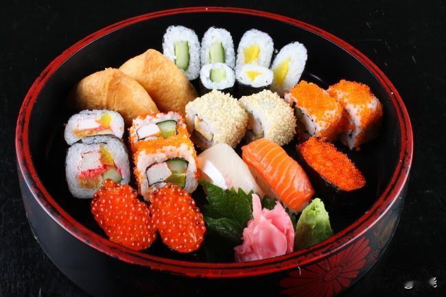 寿司和紫菜包饭有啥区别?
寿司和紫菜包饭看着像，其实区别还不少。
寿司源于日本