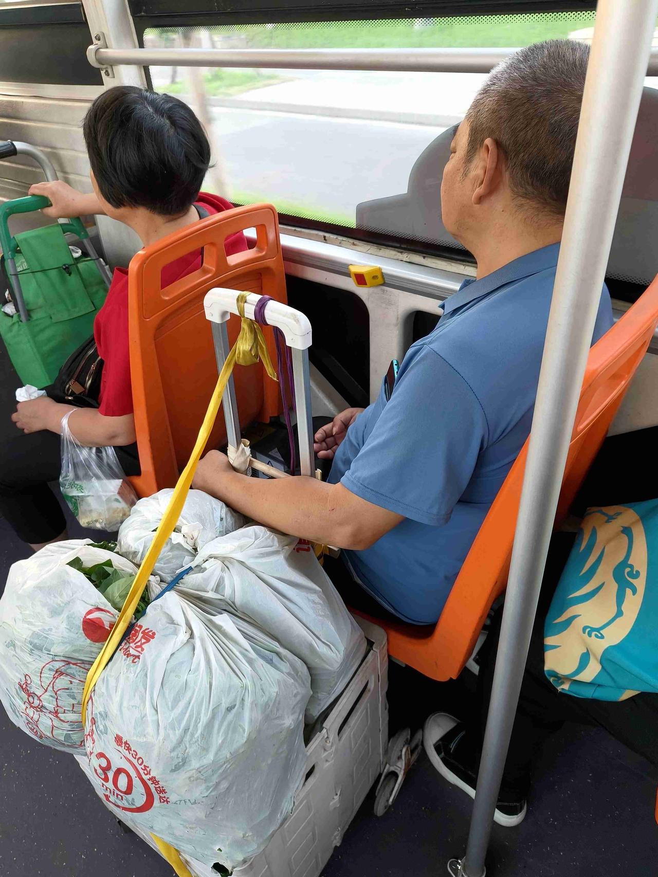 现在的人坐公交车，都不爱让坐了？

我每天早上赶六点半那趟从双流发往市中心的公交