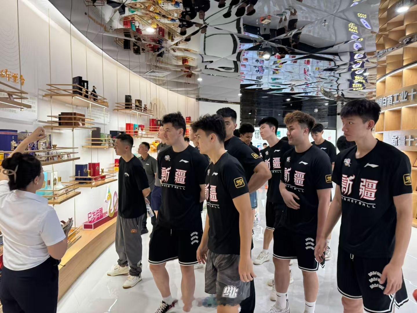 即将参加夏季联赛的新疆队，今日参观赞助商活动照片。新疆男篮cba夏季联赛阿才说球
