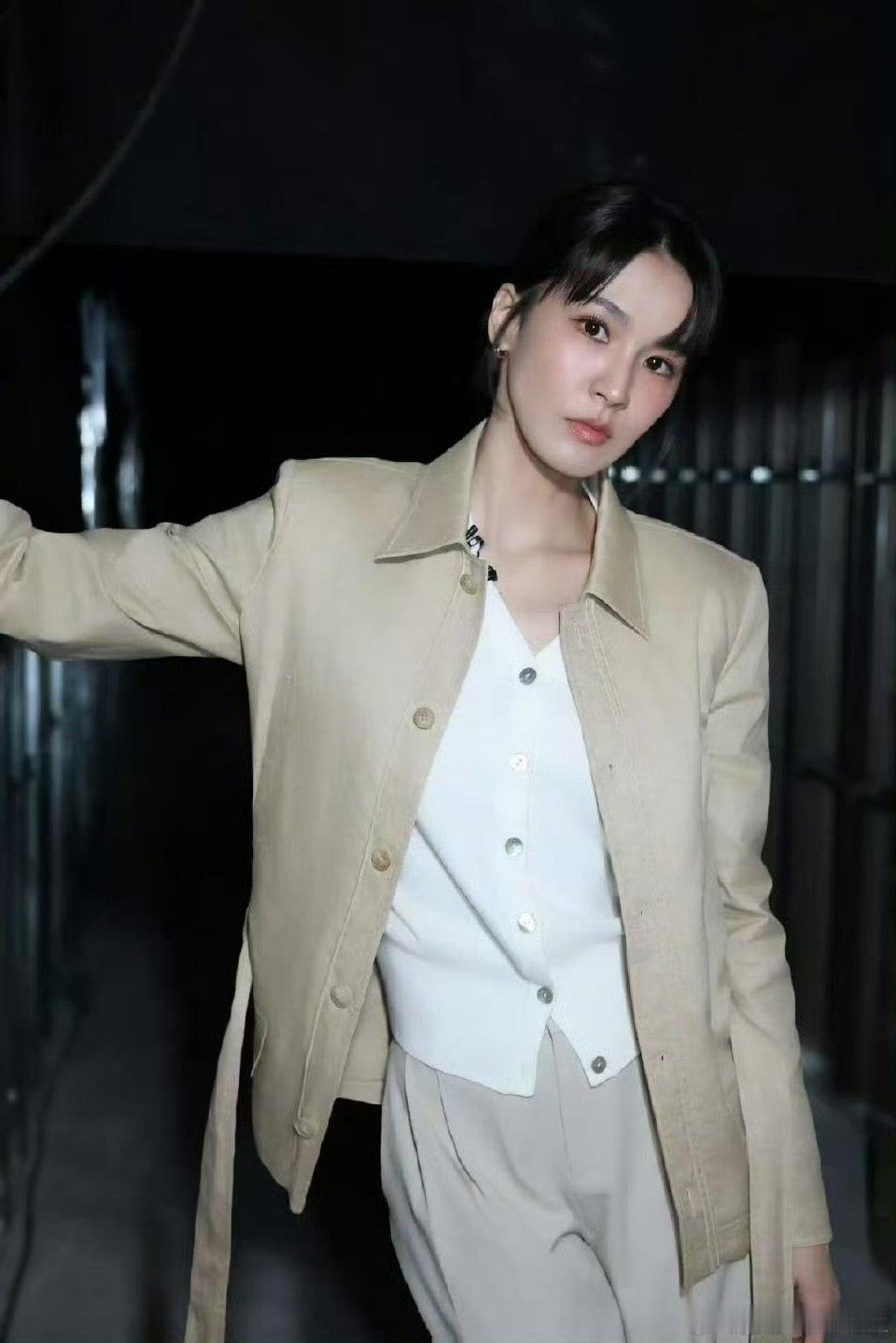 曾沛慈曾沛慈喊你来湖南吃酱板鸭酱板鸭替湖南文旅打入乘风内部谁懂啊！曾沛慈嚼零食的