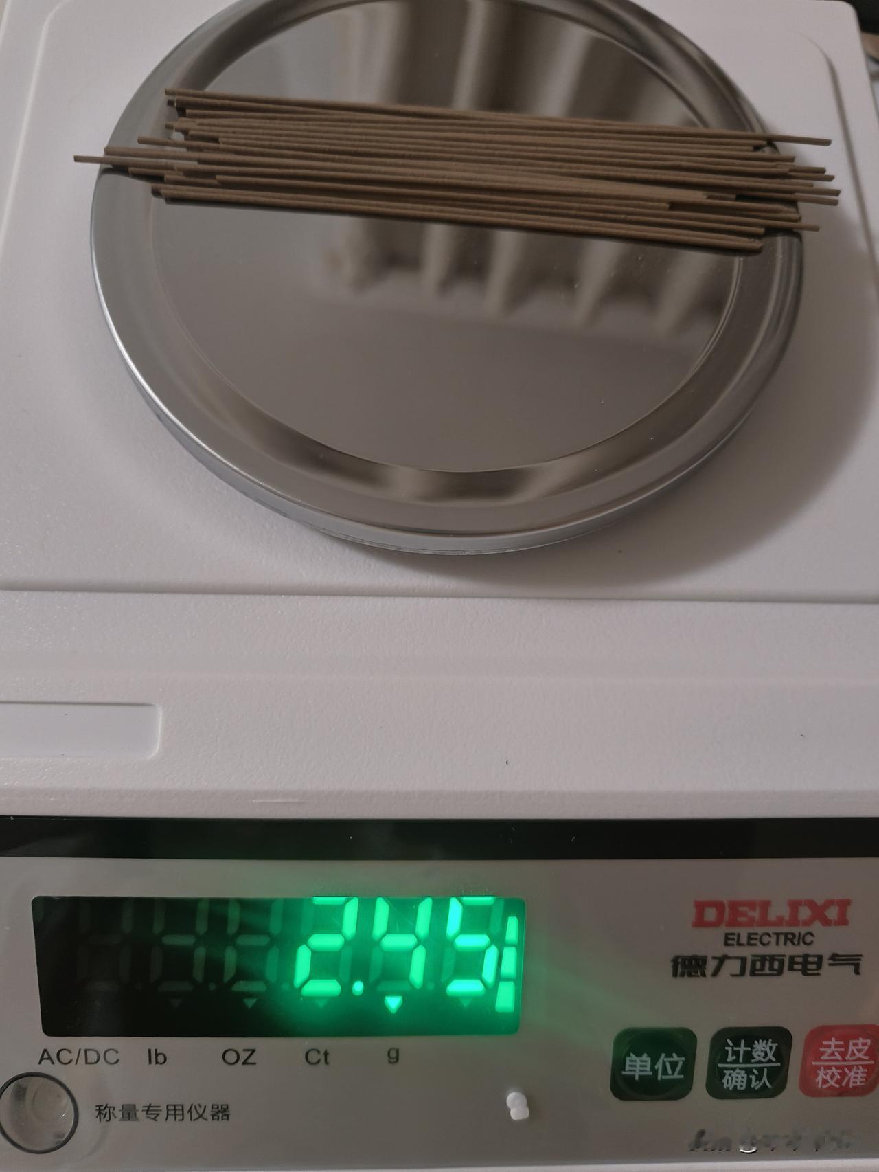 我们十几年前做了两次线香，之前我一直在家里点的是第1批做的。今天心血来潮，拿出了