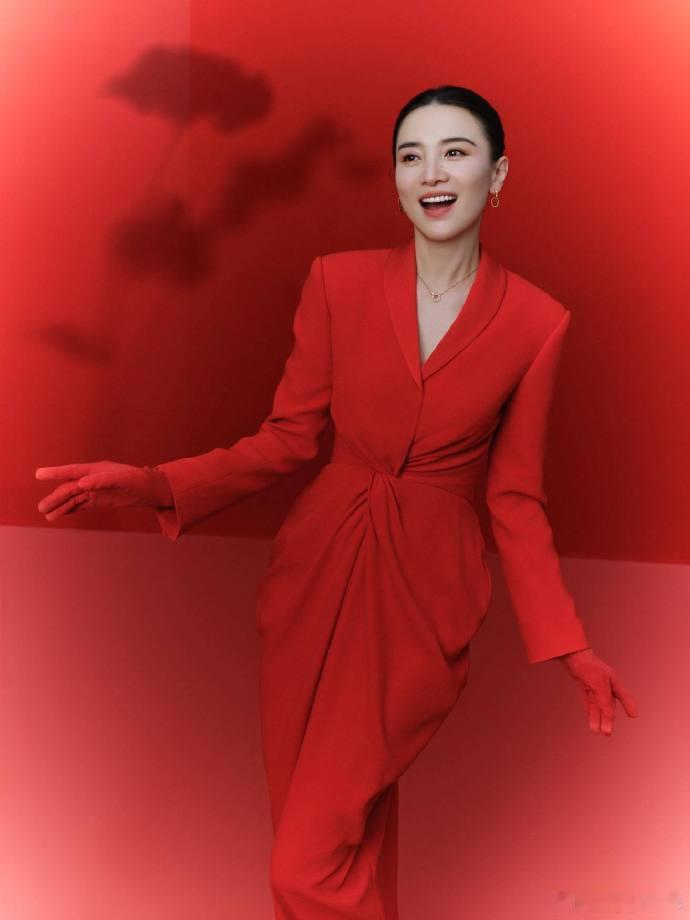 宋佳四登央视春晚泪目！宋佳四登央视春晚，终于回到哈尔滨了！作为黑龙江姑娘，这次在