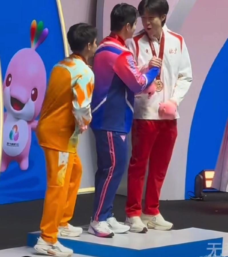 全运会男单颁奖台上，
樊振东冠军，
林诗栋亚军，
王楚钦季军。
站在领奖台上，