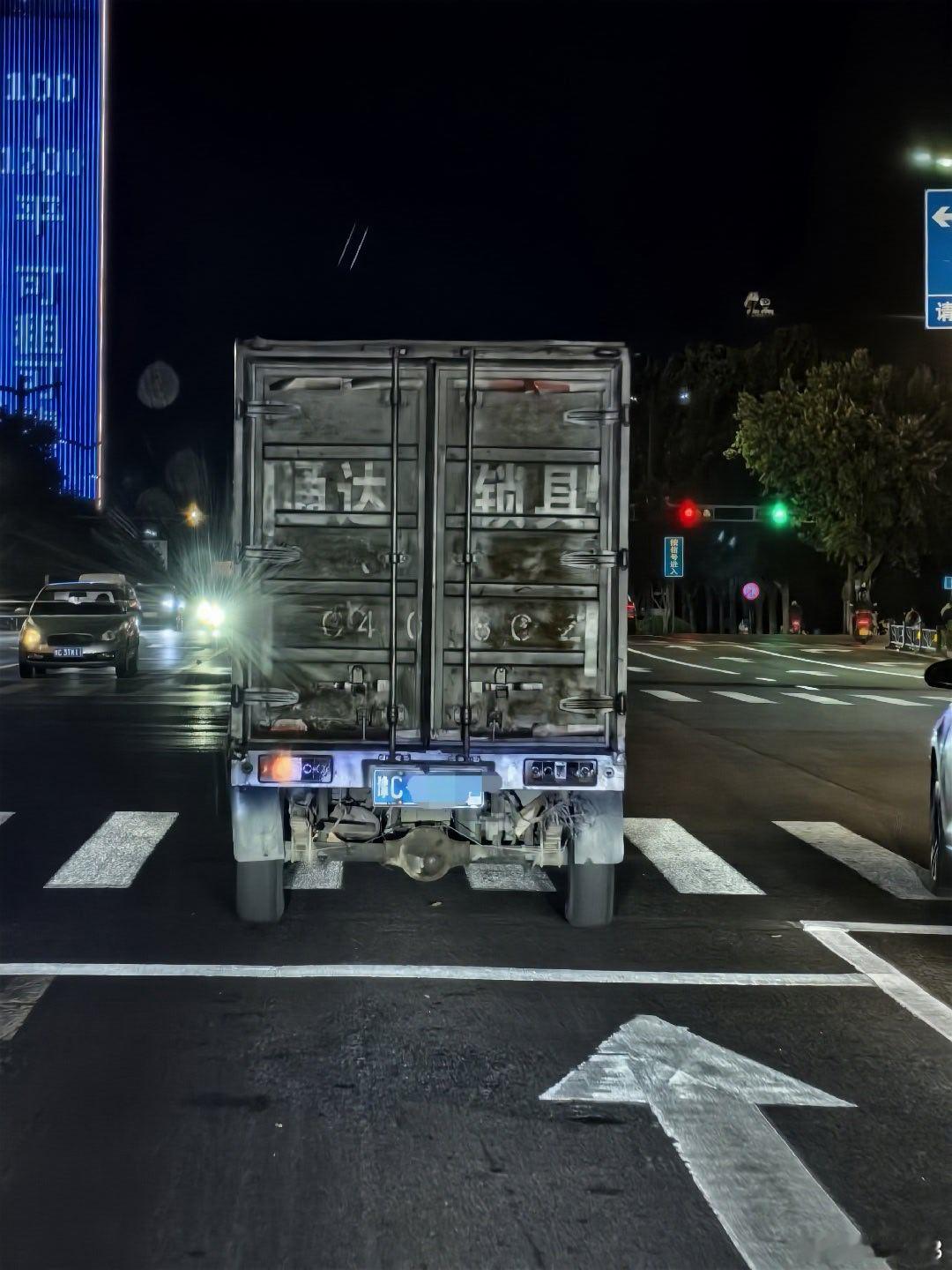 整个车尾就一个能亮的灯泡  ​​​