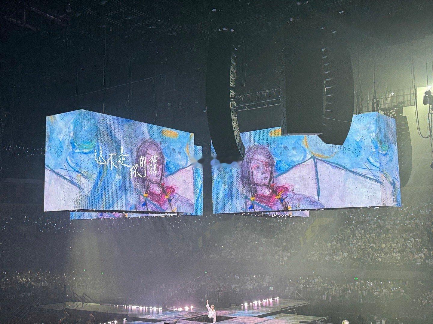 李宇春演唱会背景是张子枫的画 李宇春真的把电影和舞台连起来了，张子枫的画成为演唱