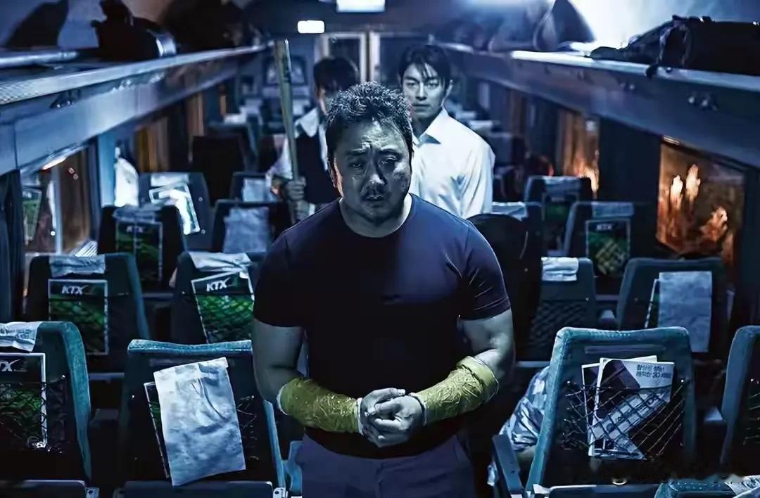 韩国猛男马锡东必看的三部电影，真是百看不厌。
第一部《釜山行》马锡东化身互妻硬汉