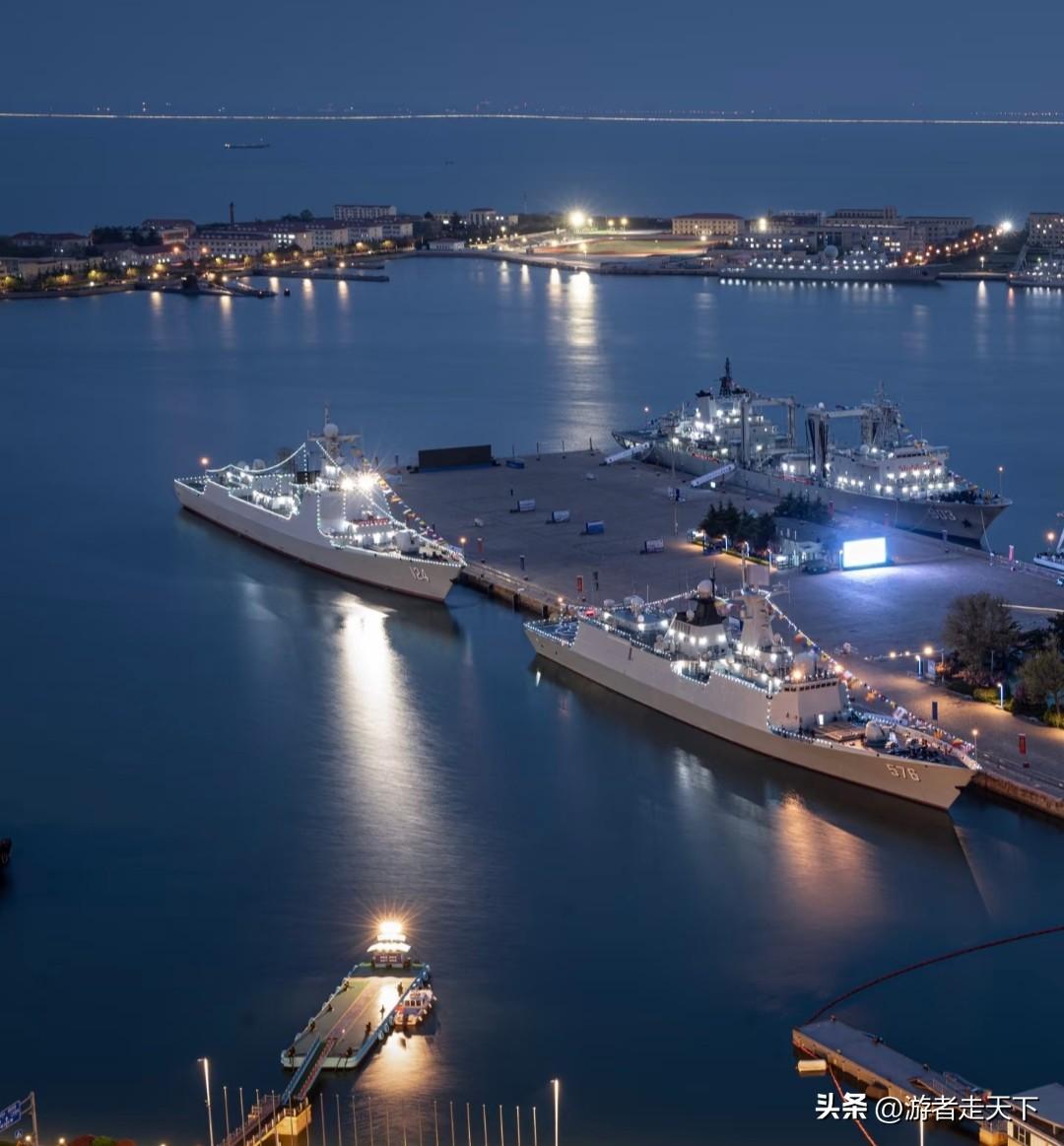 图1为晚上的大连旅顺军港，图2是白天的。
同样的军舰，同样的地点，晚上的军舰，灯