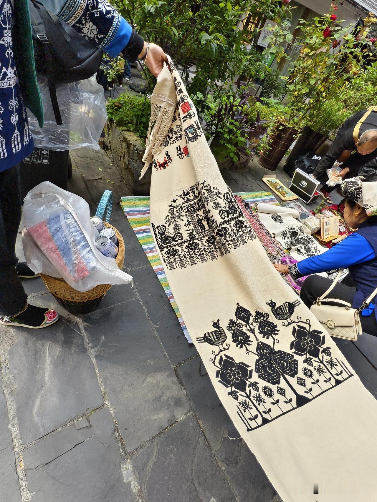 逛古城，看少数民族手工绣品。

在湖南省湘西土家族苗族自治州首府一一吉首

有一