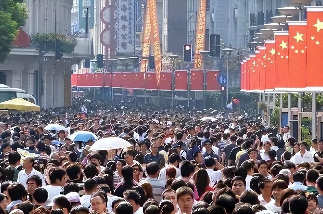 结婚登记再创新低，生育率继续探底，幼儿园关停潮加速，2026人口下降预警来了？