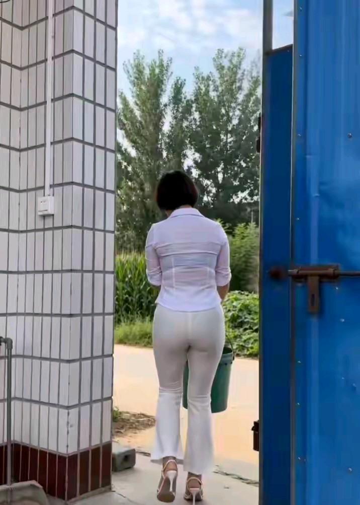 邻居家三嫂是半个城里人，嫁到村里几年了，依然保持着城里女孩特有的端庄与气质！喜欢