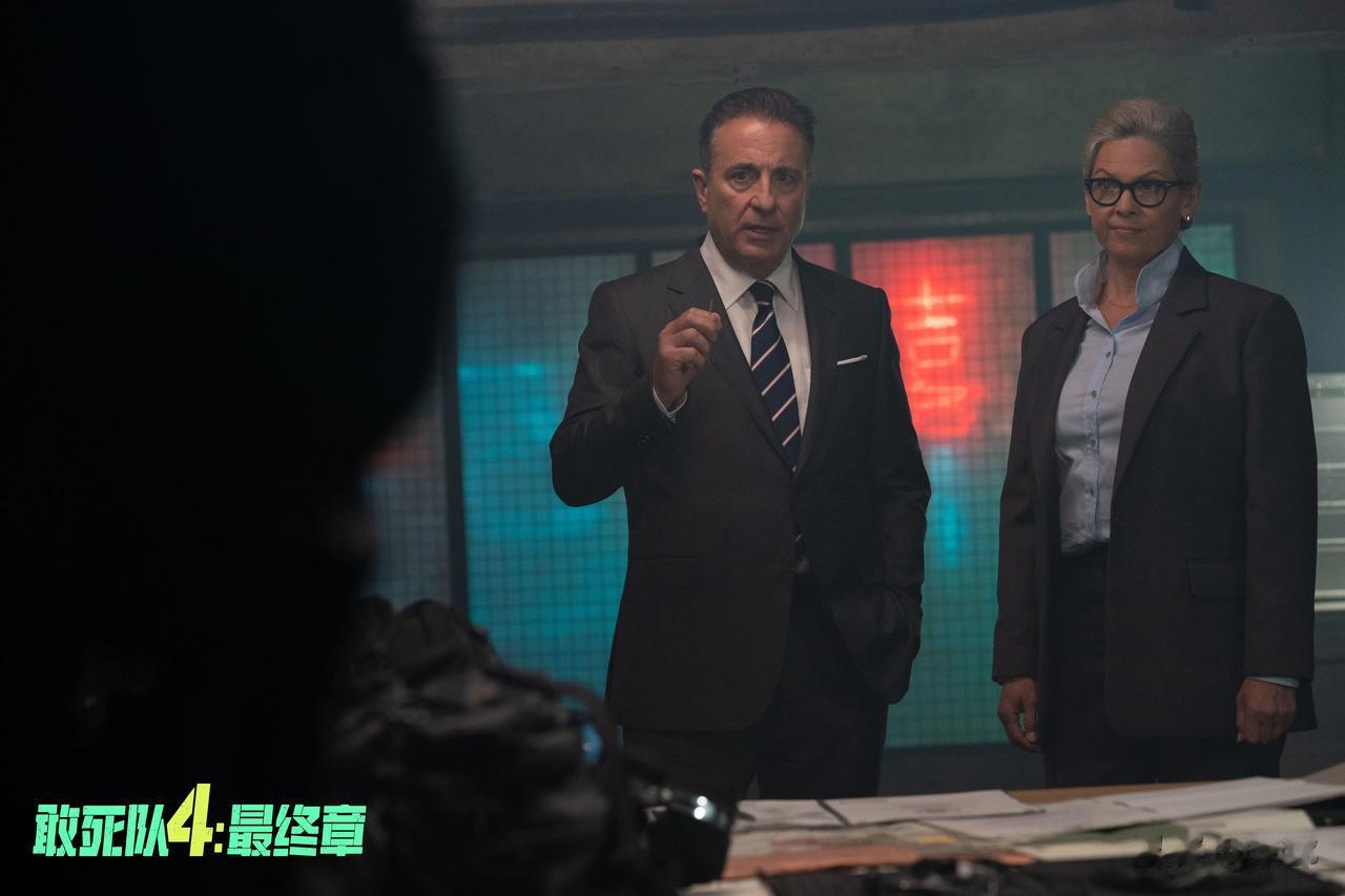 #敢死队4告别上代动作巨星# 

史泰龙在拍摄《敢死队》的时候，据说请过成龙，但