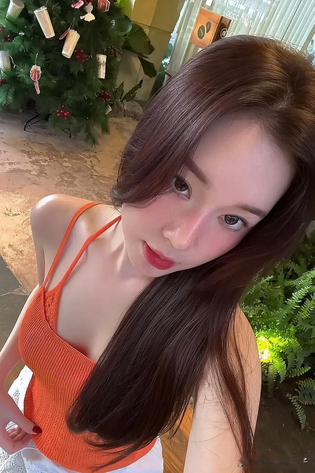 红妆映绿树，春意满人间。