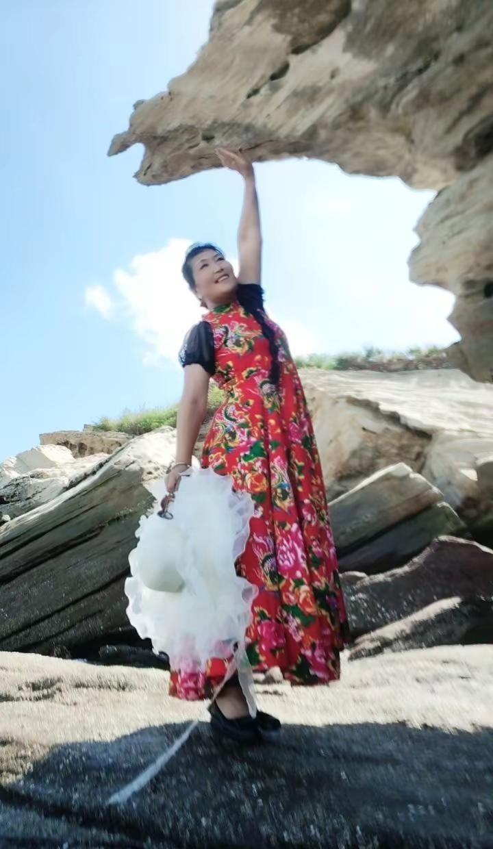 生活任重而道远，角度问题，期实我的手离这块大礁石最起码还有十几米的高度呢。