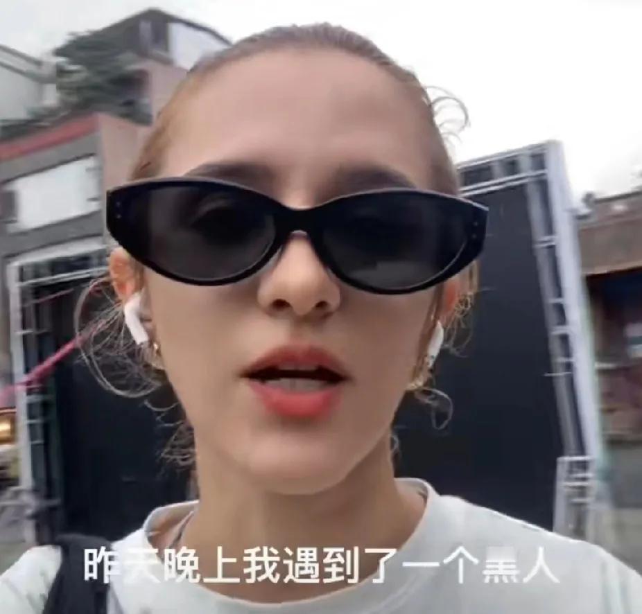 一个白人女孩发视频说：“我遇到一个黑人，他加了我微信，然后不停给我发消息，我看了