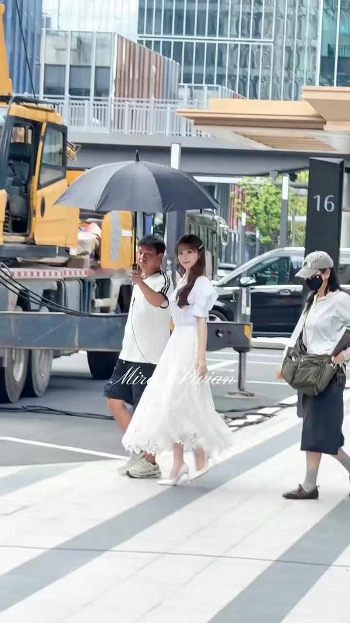 田曦薇顶级出装一套比一套美 衣服其实一般，和白鹿《以爱为营》造型差不多，就是碰到