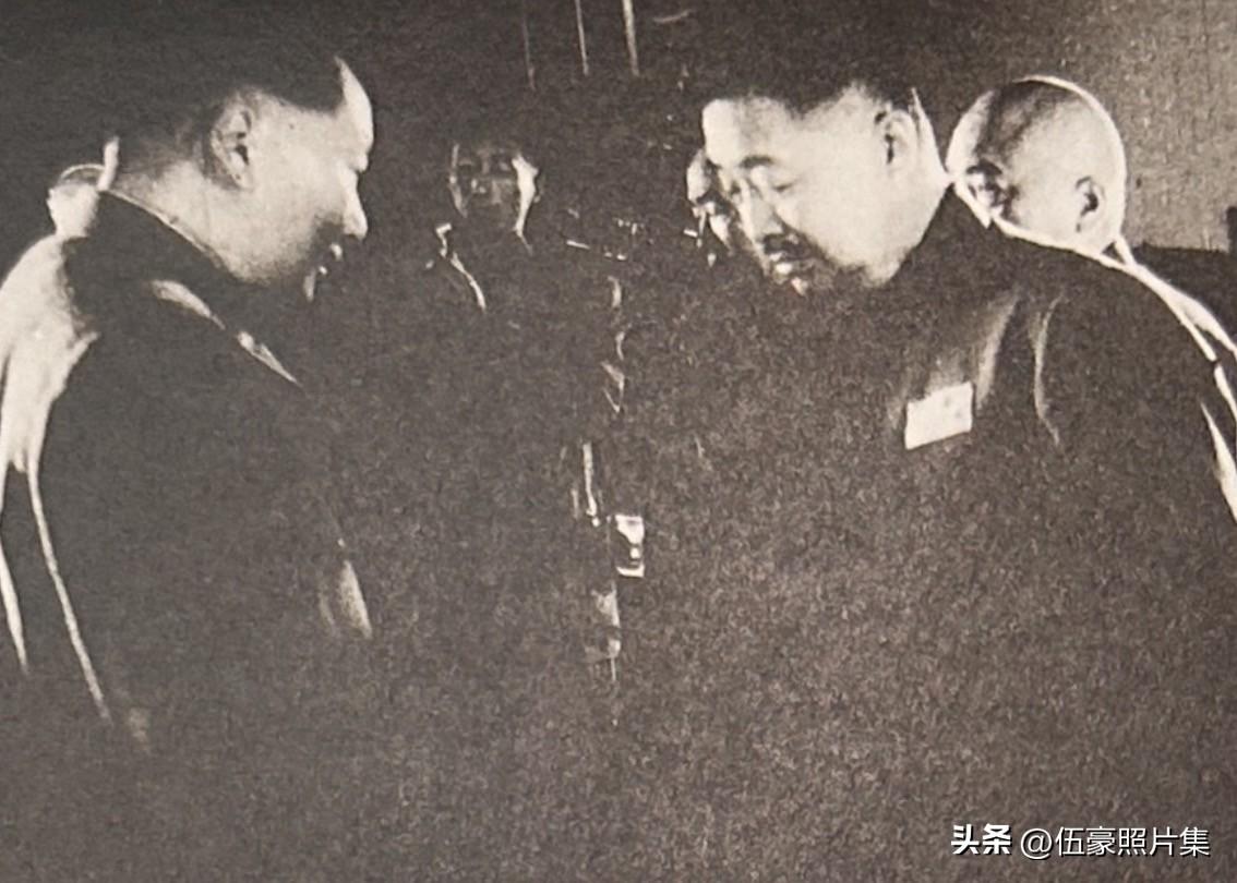 1955年9月27日下午，毛泽东在北京中南海怀仁堂向贺龙授予中华人民共和国元帅军