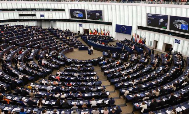 【欧洲议会通过一项决议，要求欧盟参与谈判，并将俄罗斯被冻结的资产转移到基辅。】该