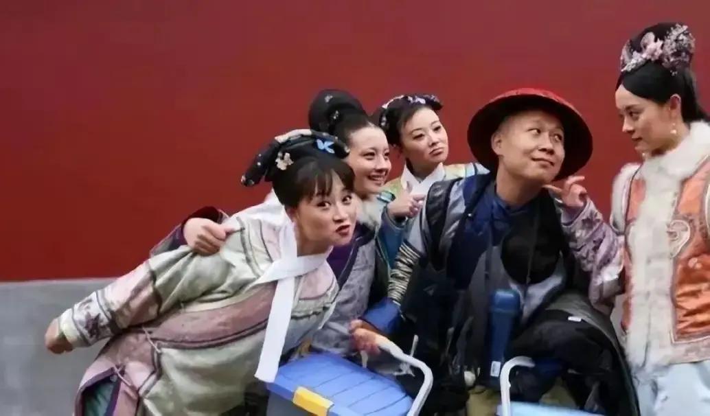 这组照片各有各的内容，片场演员照片。拍摄间隙里的故事，趣味无穷，看出来是谁和谁了