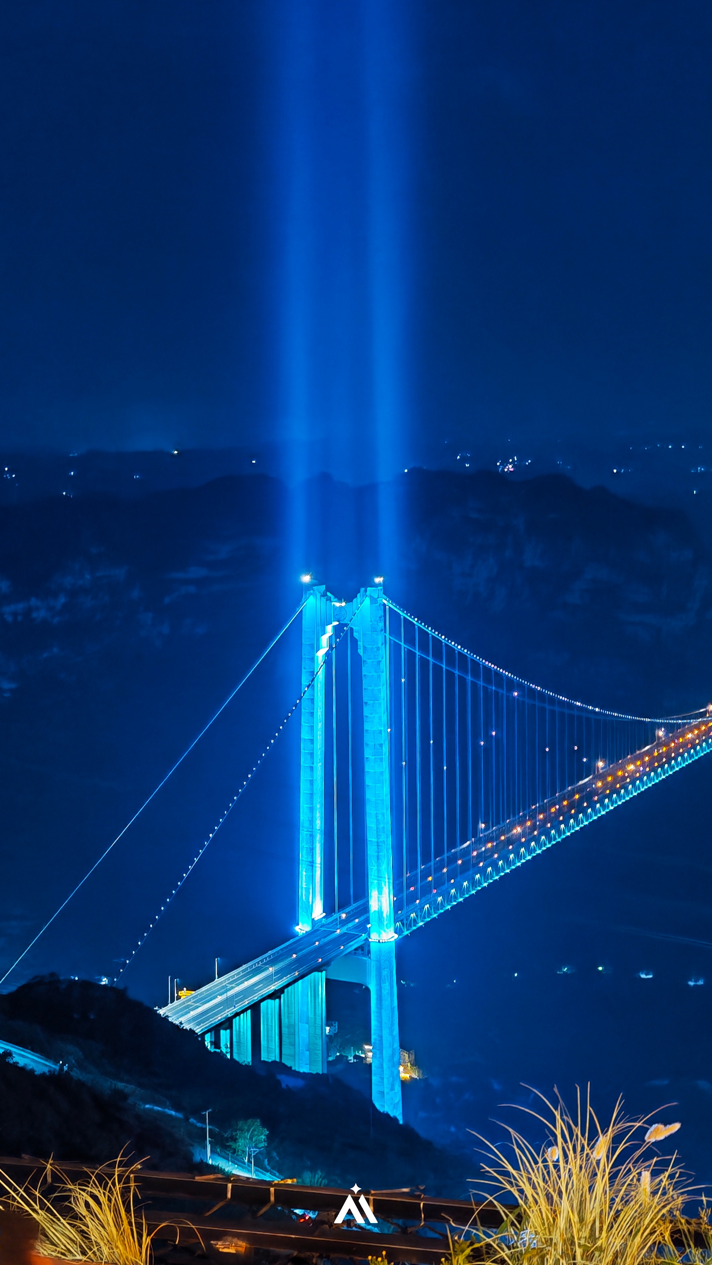 来吧，看看晚上的世界第一高桥夜景，太科幻了，这是贵州大山深处啊 黔西南