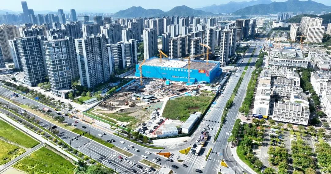 【台州山姆，主体结构提前结顶！】
10月25日上午，随着最后一块顶板的浇筑，台州