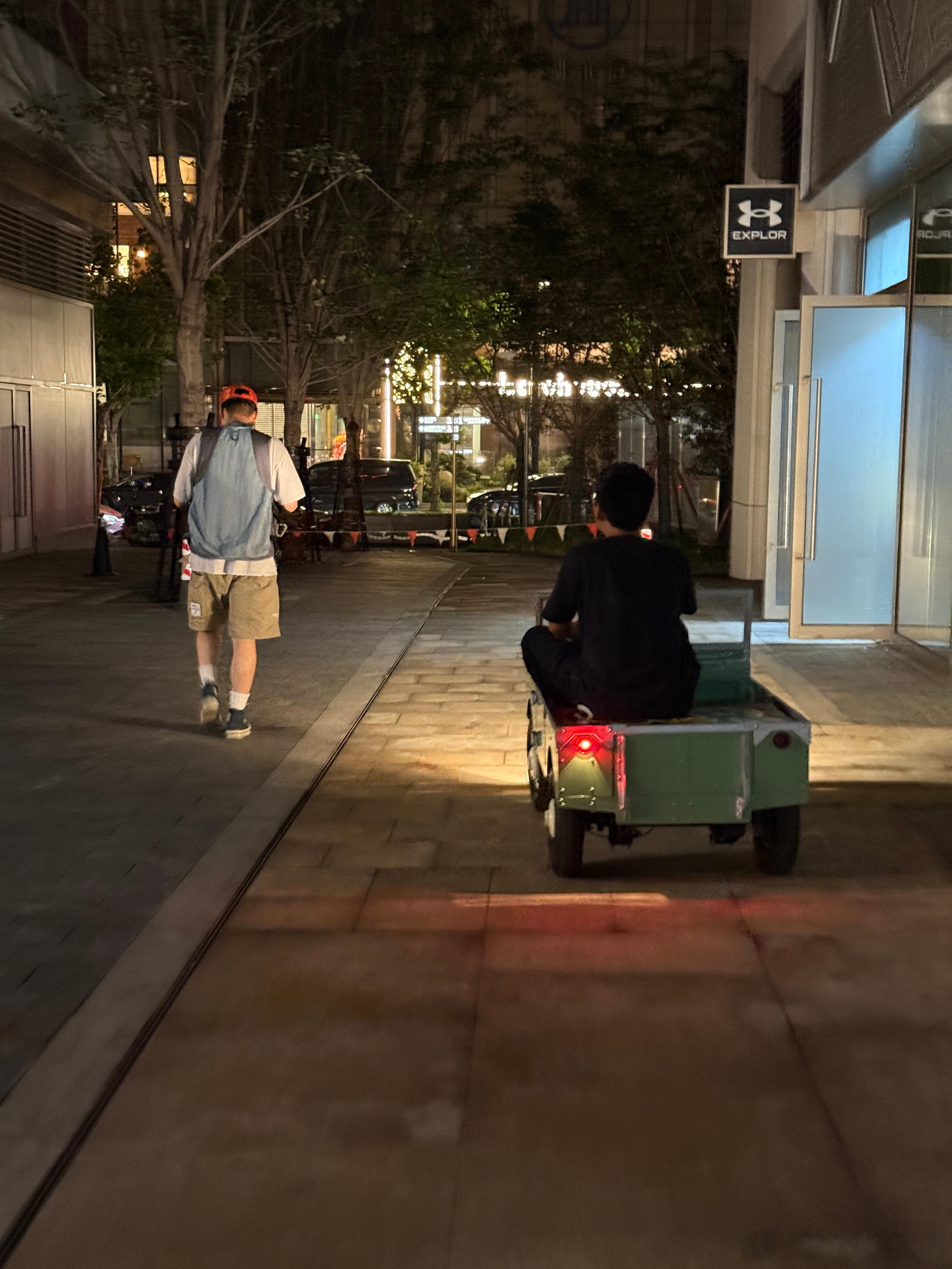 哥们，一起溜车嘛？你溜车，我溜你[doge]路虎卫士  ​​​