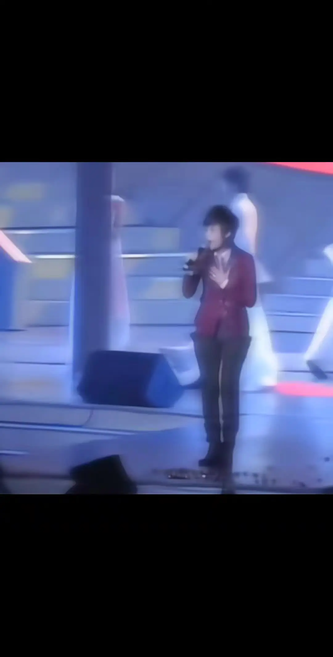 单膝跪地接过粉丝的捧花微笑低头致谢 回复   这位送花的粉丝你要爱李宇春一辈子啦