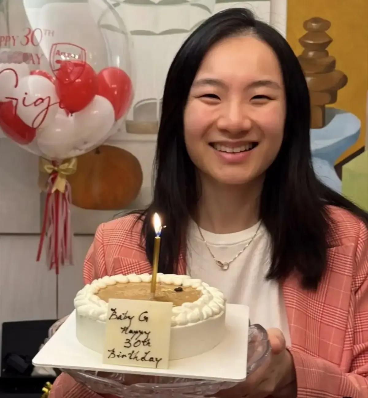 蔡一智为继女过30岁生日，两人都长发披肩样貌相似，继女已改姓蔡
继女30岁了，继