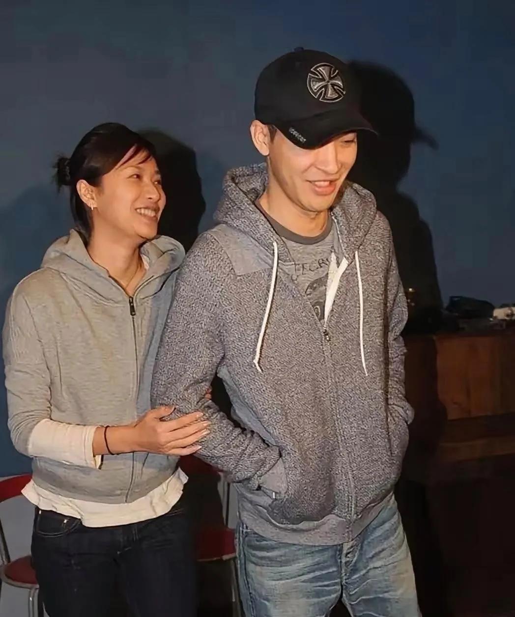 徐静蕾娱乐圈非常有名的才女，她是演员，教师，导演，编剧等。

相对于徐静蕾，黄立