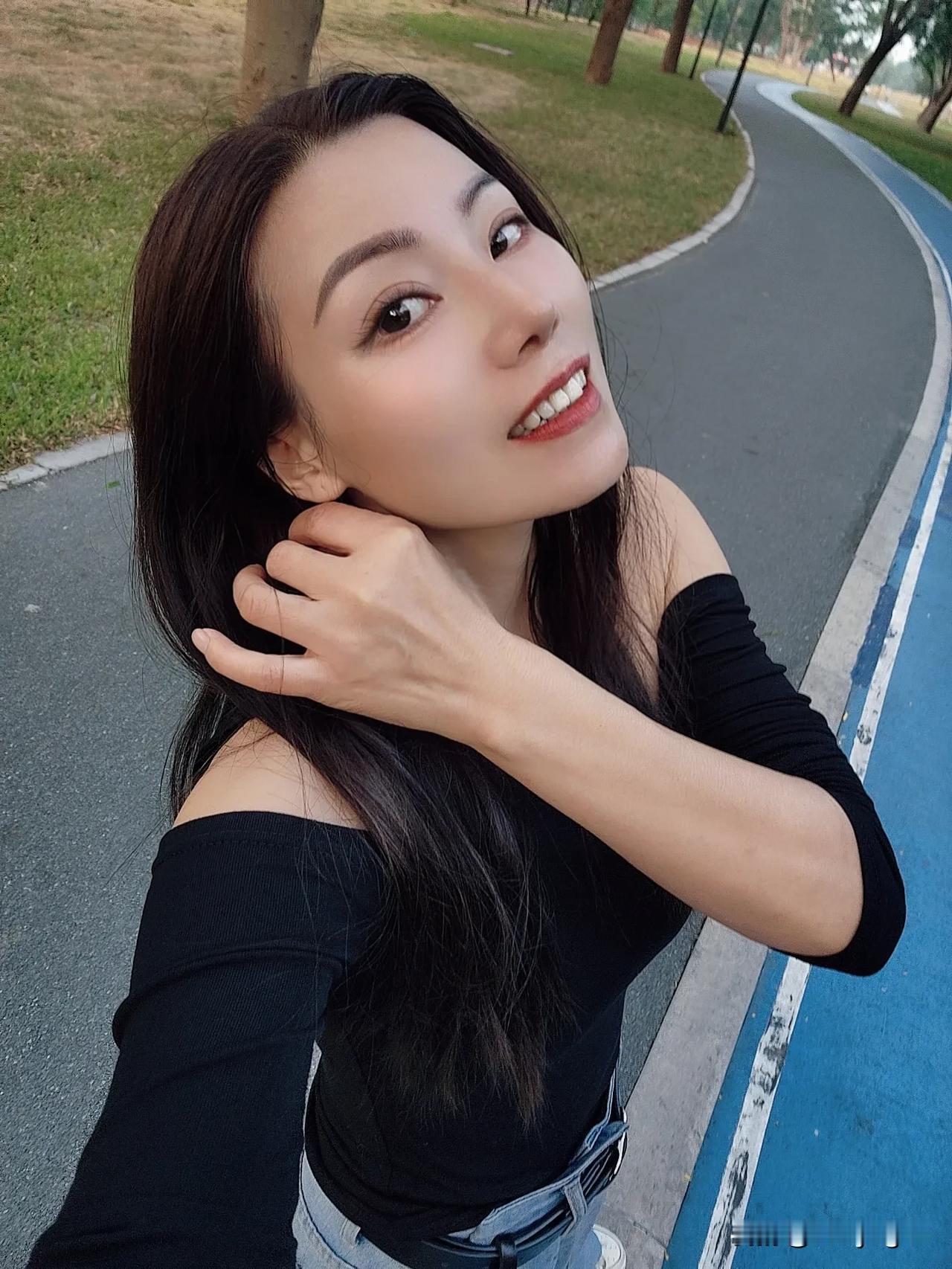 年龄只是时光的刻度，心态才是青春的密码，永远保持向上的姿态。记录生活 热爱生活 