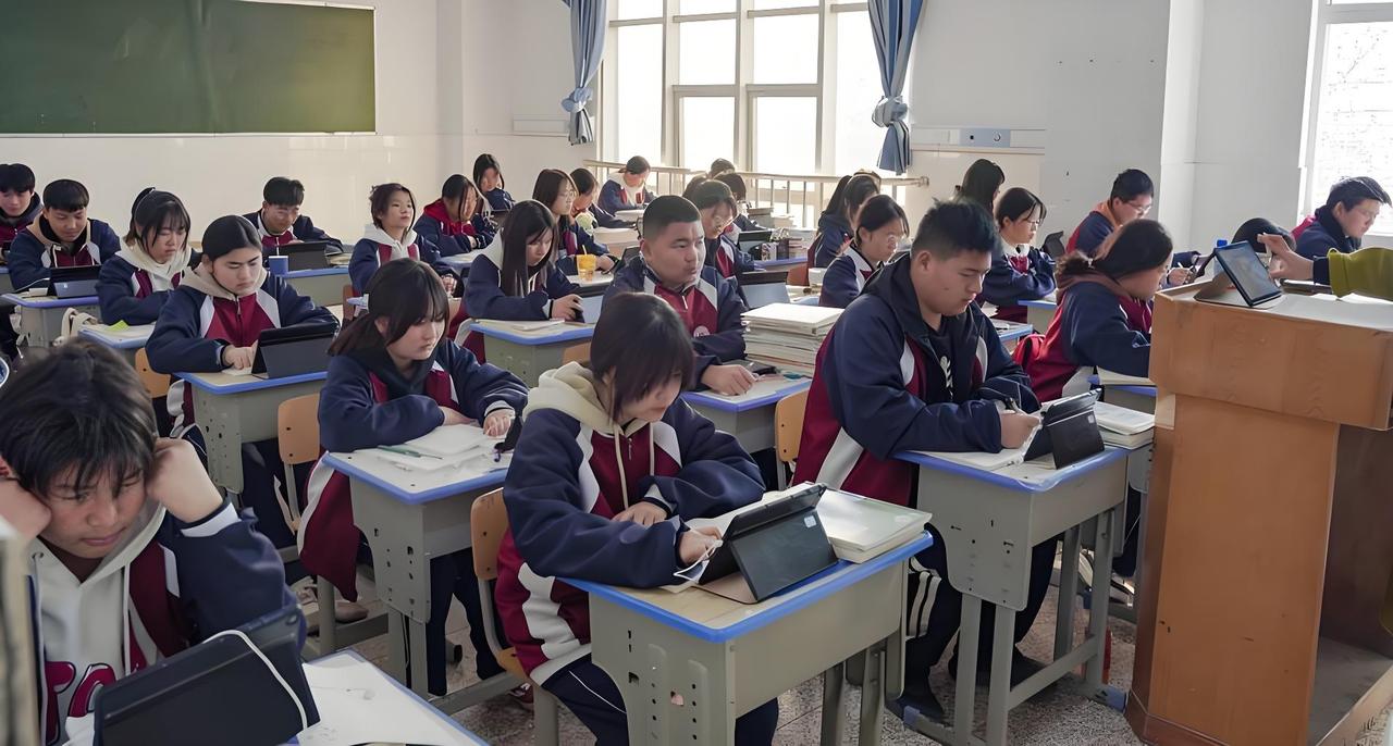 初一数学快速提分🔥从不及格到稳定高分的真实方法
很多家长发现：小学数学还挺好，
